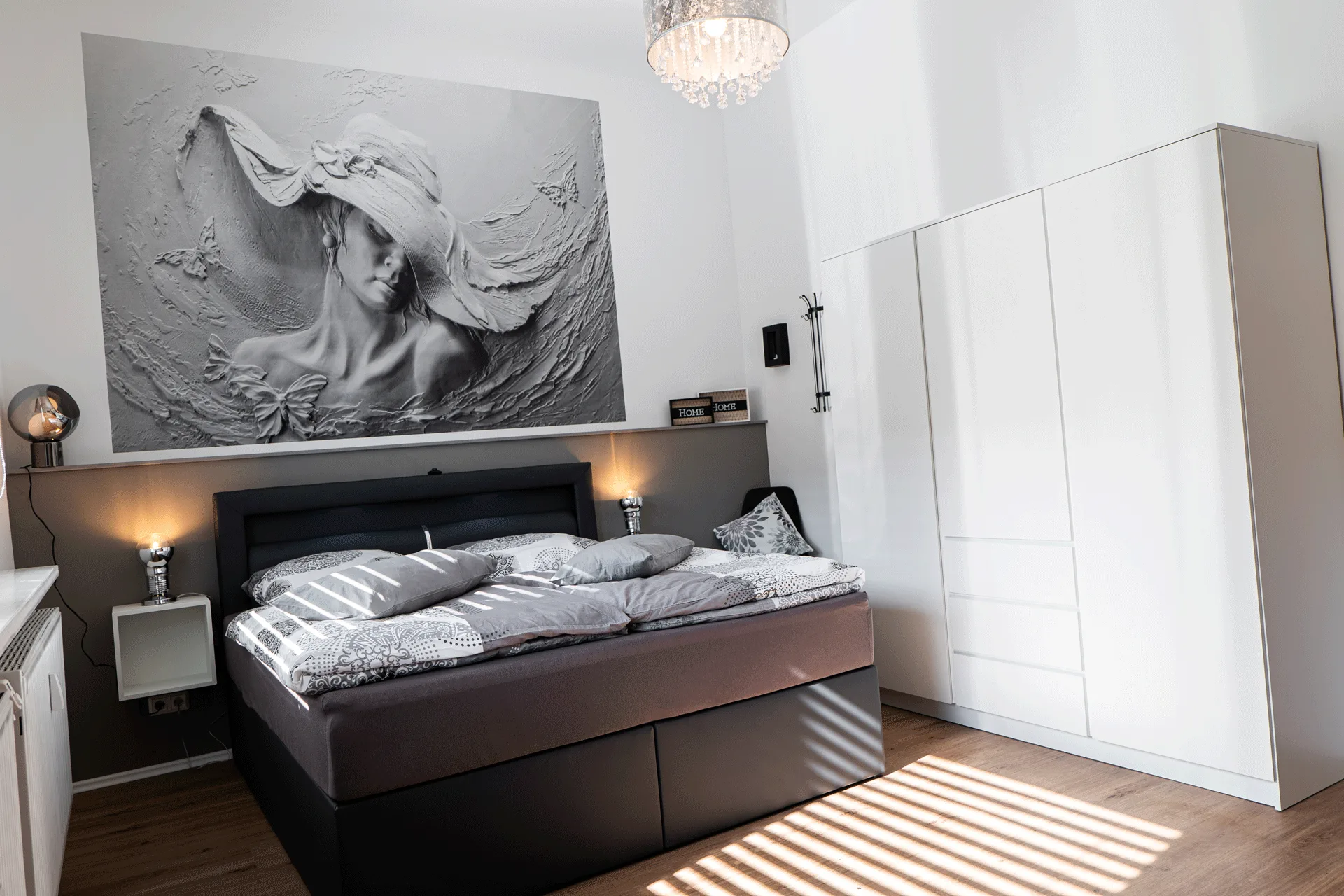 Saphir – Schlafzimmer mit grauer Wandgestaltung
